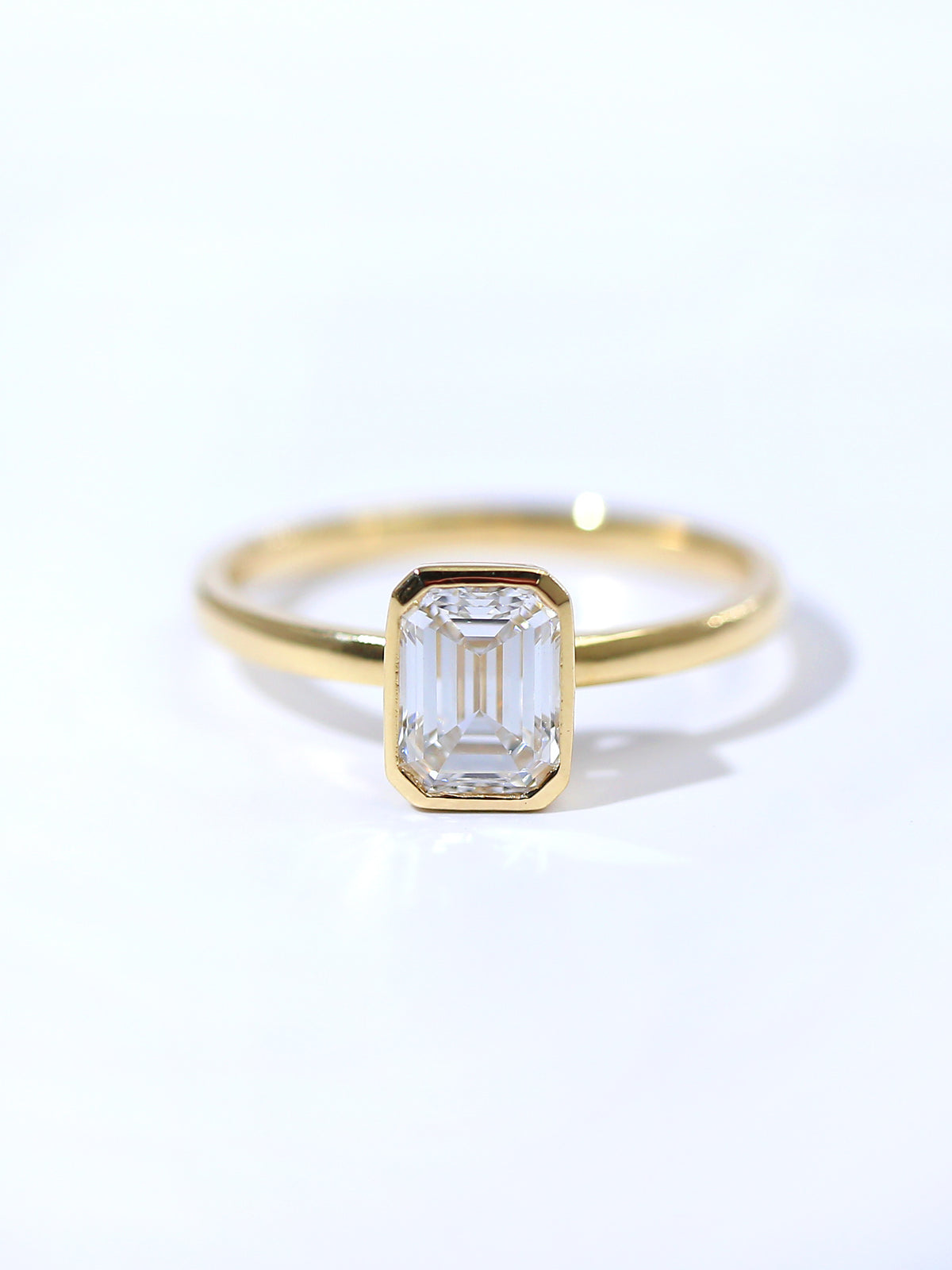 Emerald Solitaire Bezel Set Ring – Classic Plain Band – Timeless Design – Lab-Grown Diamond